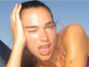 Las infartantes micro bikinis que lució Dua Lipa en Brasil