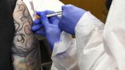Científicos advierten sobre el impacto que tendría la tinta de los tatuajes en las vacunas
