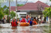 Al menos ocho muertos y 58 heridos por inundaciones y aludes en isla indonesia de Sumatra (+Fotos)