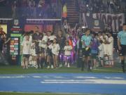 Tigre cumplió con el ritual del pasillo para Lanús, el campeón de la Copa Sudamericana, pese a que no estaba en el protocolo del PDFgate: la bandera para Chiqui Tapia