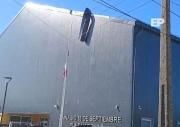 Fuerte viento desprende alero en el Gimnasio 18 de Septiembre