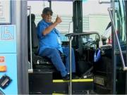 Chofer inoxidable: a los 95 años sigue manejando colectivos