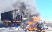 Conductor logra salvarse al estallar su camión en llamas