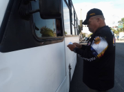 Operativo de Imvitracv en Calle Los Baños beneficia a pasajeros y choferes