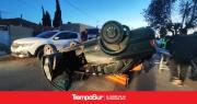 Chocó a un auto estacionado y volcó