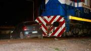 Violento accidente entre un tren y un auto en La Banda: dos mujeres resultaron heridas