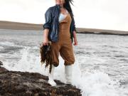 La señora de las algas: le da pelea a una especie invasora de la manera más original