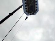 Una familia fue a un restaurante aéreo y quedaron varados a 50 metros de altura durante horas hasta ser rescatados