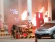 Un vehículo explota en Santa Cruz mientras cargaba combustible; hay dos personas heridas