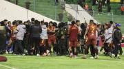EN VIDEO: Trifulca en partido del fútbol boliviano terminó con 17 expulsados y la policía arrojando gas pimienta