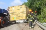 Ligar mal: contenedor cayó de un camión, aplastó auto en la banquina y mató a tres hombres