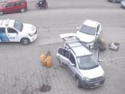 Mar del Plata: robaron un auto, escaparon marcha atrás y atropellaron a dos hombres mientras la Policía les disparaba