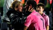 Video: el apasionado beso de Rodrigo De Paul a Tini Stoessel tras la victoria del Inter Miami