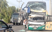 Choque frontal entre bus Reyna y volquete deja heridos en Camaná