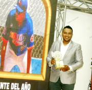 Miguel Moreno disfruta su premio: técnico del año Criollitos