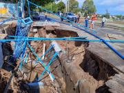 Impresionante socavón en el centro de Neuquén, tras el temporal de lluvia: qué pasó