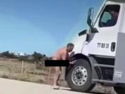 Desnudo y borracho causó caos en una ruta de Chile y atacó un auto argentino: le rompió el parabrisas