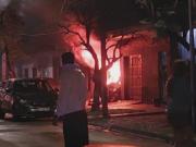 Incendio y explosión de un auto dentro de una casa de Lanús: un hombre salió a la calle envuelto en llamas y está grave