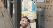 Insólito: le cortaron las piernas a una estatua de Messi en Mar del Plata