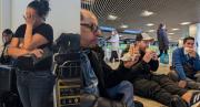 Nadie nos da una solución: Decenas de venezolanos quedaron varados en el aeropuerto de Madrid ante crisis aérea en Venezuela
