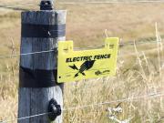 Un matrimonio millonario se enfrenta a sus vecinos tras poner una valla eléctrica en su mansión por un insólito miedo