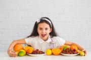 Elige con conciencia: estas tres frutas que le das a tus hijos pueden poner en riesgo su salud