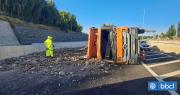 Camión con piedras se vuelca en la autopista Acceso Sur y bloquea parcialmente la ruta