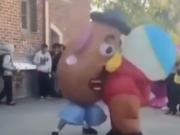 Insólita pelea en un festejo escolar: el Señor Cara de Papa y un personaje de South Park terminaron a las trompadas