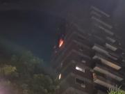 Impresionante incendio en un edificio de Villa Devoto: un chico y una mujer fueron hospitalizados por inhalación de humo