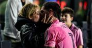 El tierno beso de Rodrigo De Paul y Tini Stoessel después de la consagración del Inter Miami