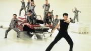 John Travolta vuelve a su papel de Danny Zuko de Grease para esta Navidad