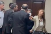 A los empujones: el video de una senadora que se peleó por un despacho más lindo