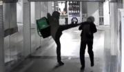 ¡Indignante! Repartidor pateó brutalmente en el rostro a una anciana sin razón