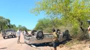 Cinco jóvenes resultaron lesionados tras el vuelco de una camioneta en un camino vecinal