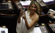 Como una “novia”: Virginia Gallardo juró como diputada y le tiró un beso a Milei