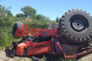 Conmoción en Los Juríes: un tractor cayó a una alcantarilla y el conductor resultó casi ileso