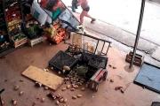 Sin razón alguna, una mujer destrozó una verdulería y amenazó a una vecina (VIDEO)