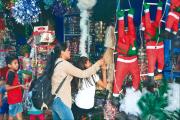 Abren ferias navideñas y las familias aprovechan las ofertas