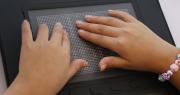 Entregan pantallas táctiles inteligentes destinadas a estudiantes con discapacidad visual