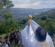 Desde la montaña, el párroco de Montalbán bendijo al pueblo este 1 de diciembre
