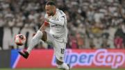Neymar anota un triplete y aleja al Santos del descenso en el Brasileirao
