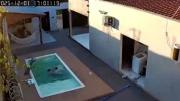 Dramático video: un hombre salvó a sus dos hijos que se ahogaban en la pileta