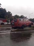 Se coleó por irrespetar el asfalto mojado