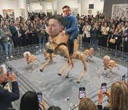 Perros robóticos con rostros de Musk, Bezos y Picasso acaparan la atención en Art Basel