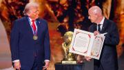 Oro y medalla: La FIFA entrega su 'premio de la paz' a Trump