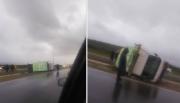 Camión volcó en la Circunvalación Oeste en plena tormenta