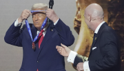 (VIDEO) Trump al fin tiene su 'Nobel': la FIFA le otorga su primer premio de la Paz