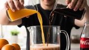 Mezclar jugo de naranja y Coca Cola: por qué recomiendan hacerlo y para qué sirve