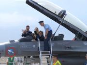 En honor al Presidente: la explicación oficial por el curioso sticker con un león que pegaron sobre uno de los aviones F-16