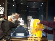 Un grupo de activistas arrojó comida contra las Joyas de la Corona en Londres